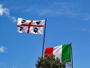 Sardinine Flagge © Stephabie Albert auf Pixabay